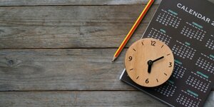 Auf dem Bild ist ein Kalenderblatt mit einer Uhr zu sehen | © Adobe Stock - tatomm