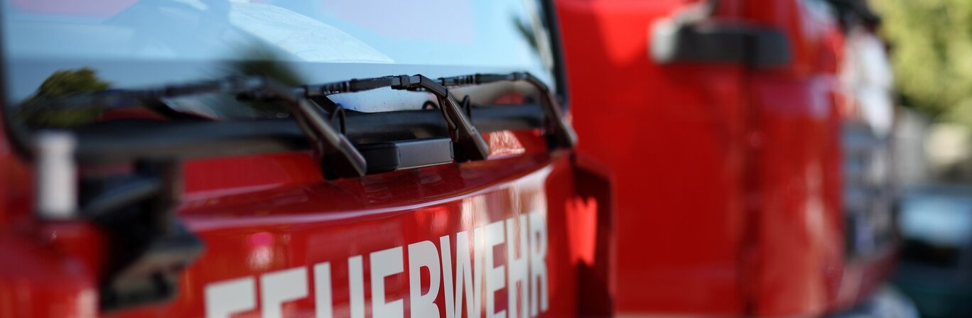 Auf dem Bild ist die Fahrerkabine eines Feuerwehrautos zu sehen | © Adobe Stock - MAK