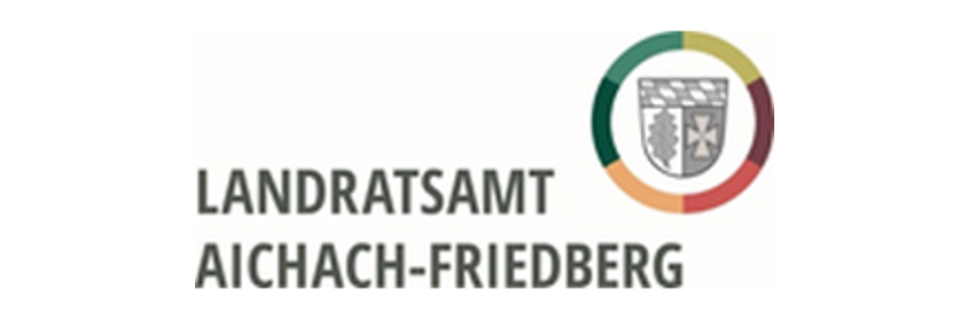 zeigt die Aufschrift "Landratsamt Aichach-Friedberg" und Das Aichach-Friedberger Wappen